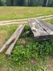 Manjak i oštećene klupice na piknik placu Blato